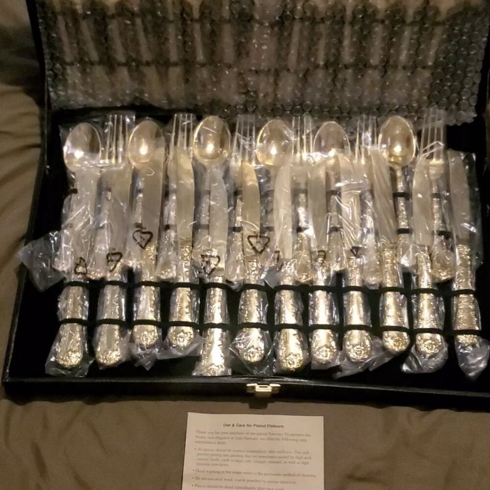 Gold-Plated Flatware 51 Piece Set in Leatherette Case, Gold Silverw